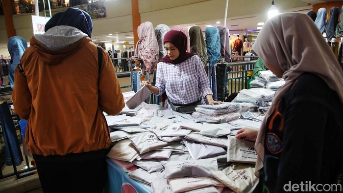 THR Cair, Warga Ramai-rami Serbu Pusat Perbelanjaan Sejumlah warga berbelanja busana lebaran di kawasan ITC Cempaka Mas, Jakarta, Rabu (3/4/2024). Menjelang lebaran, banyak warga mulai berbelanja busana lebaran seperti belanja kaos, kemeja, celana hingga busana muslim. Selain itu momen THR yang sudah turun juga berdamapak ramainya pusat perbelanjaan.
