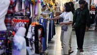Momen THR yang sudah turun juga berdampak pada ramainya pusat perbelanjaan tersebut.