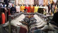Warga sedang memilih pakaian yang akan dibelinya di salah satu kios ITC Cempaka Mas.