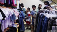 Mayoritas warga berbelanja baju baru untuk anak-anaknya.