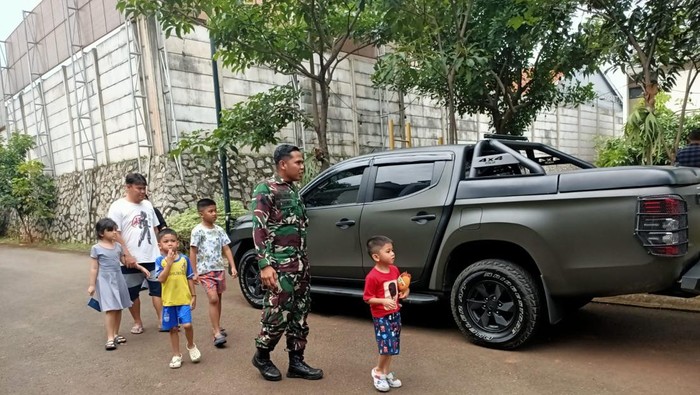TNI memberikan trauma healing ke warga korban kebakaran gudang amunisi Kodam TNI (dok. Ist)