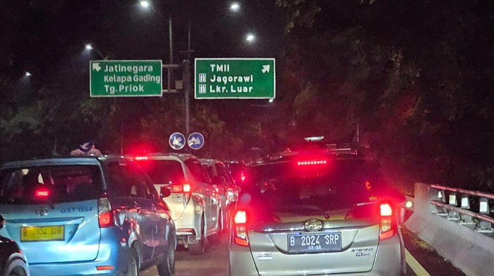 Tol Dalam Kota atah Jagorawi macet.