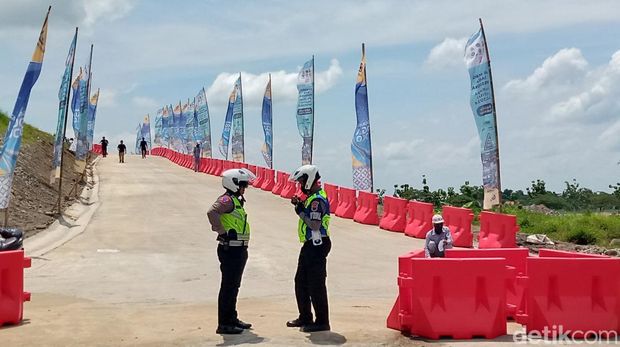 Personel Sat Lantas Polres Klaten melakukan simulasi buka tutup exit tol pada Rabu (3/4/2024).