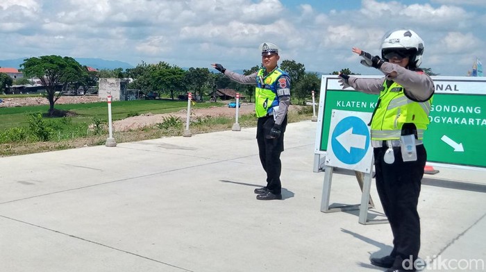 Personel Sat Lantas Polres Klaten melakukan simulasi buka tutup exit tol pada Rabu (3/4/2024).