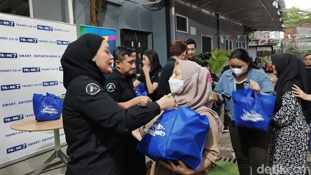 TRANS7 bagikan sembako dan paket buka puasa ke warga. (Gisella/detikcom)