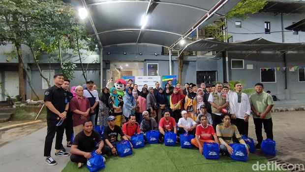 TRANS7 bagikan sembako dan paket buka puasa ke warga. (Gisella/detikcom)