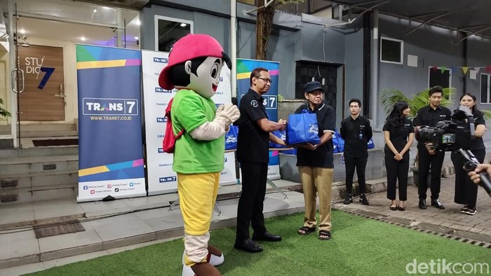 TRANS7 bagikan sembako dan paket buka puasa ke warga. (Gisella/detikcom)