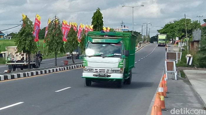 Truk galian C melintas di jalan Jogja-Solo depan exit tol Kuncen, Kecamatan Ceper.