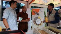 Direktur Garudafood Basuki Nur Rohman didampingi Direktur Utama PT Sinarniaga Sejahtera (SNS) Ruli Setiawan Tobing menyimak penjelasan dari Head Business Operation Biomagg Raflie Yushan Rumain mengenai produk turunan dan siklus hidup budi daya maggot di kantor pusat Garudafood, Jakarta Selatan, Rabu (3/4).