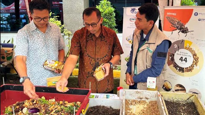 Garudafood menggandeng Biomagg menyelenggarakan edukasi dan pelatihan kepada karyawan untuk mengelola sampah rumah tangga organik dengan metode biokonversi maggot.