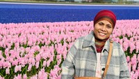 Sejenak berfoto di ladang bunga Hyacint.