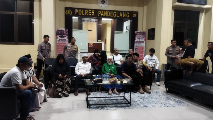 Ulama kharismatik asal Pandeglang Abuya Muhtadi di Mapolres Pandeglang.(Dok Aris Rivaldo/detikcom)