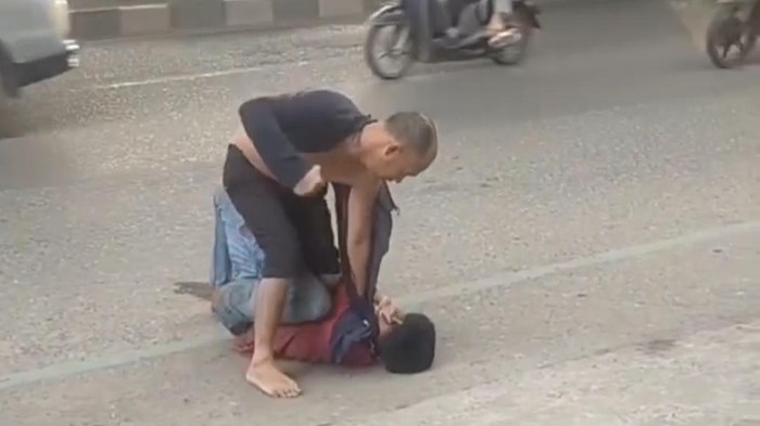 Video penganiayaan di bawah stasiun LRT Palembang.