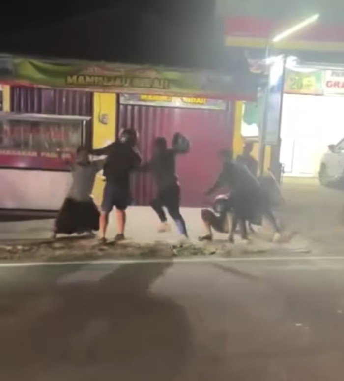 Viral seorang ustaz di Pandeglang, Banten, dikeroyok delapan orang pegawai bank keliling.