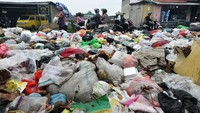 Berdasarkan data Dinas Lingkungan Hidup Kota Bengkulu, volume sampah selama Ramadan hingga sepekan menjelang Idul Fitri 1445 H naik hingga 440 ton/hari dari rata-rata hari normal hanya 350 ton/hari.
