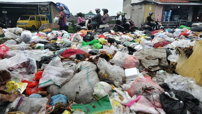 Volume Sampah Meningkat Selama Ramadan di Bengkulu Pengendara melintas di dekat tumpukan sampah di ruas jalan Bangka di Kota Bengkulu, Provinsi Bengkulu, Rabu (03/4/2024). Berdasarkan data Dinas Lingkungan Hidup Kota Bengkulu volume sampah selama bulan Ramadhan hingga sepekan menjelang Idul Fitri 1445 Hijriah di wilayah tersebut naik hingga 440 ton per hari dari rata-rata hari normal hanya 350 ton. ANTARA FOTO/Muhammad Izfaldi/Spt.