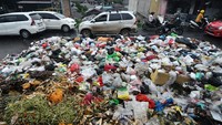Pengendara melintas di dekat tumpukan sampah di ruas Jalan Bangka, Kota Bengkulu, Provinsi Bengkulu, Rabu (03/4/2024).