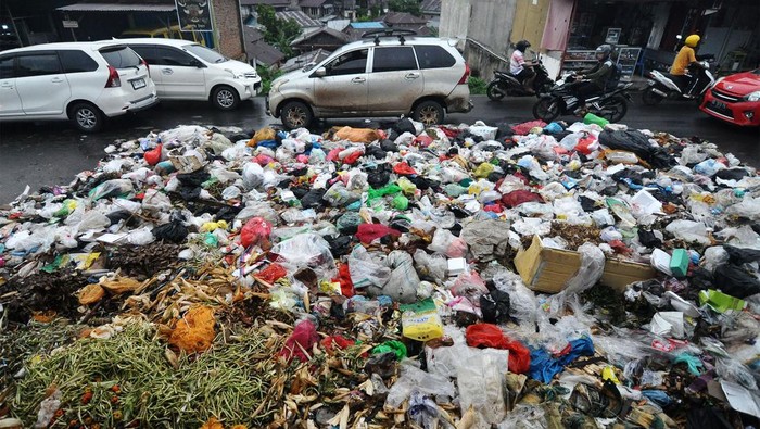 Volume Sampah Meningkat Selama Ramadan di Bengkulu Pengendara melintas di dekat tumpukan sampah di ruas jalan Bangka di Kota Bengkulu, Provinsi Bengkulu, Rabu (03/4/2024). Berdasarkan data Dinas Lingkungan Hidup Kota Bengkulu volume sampah selama bulan Ramadhan hingga sepekan menjelang Idul Fitri 1445 Hijriah di wilayah tersebut naik hingga 440 ton per hari dari rata-rata hari normal hanya 350 ton. ANTARA FOTO/Muhammad Izfaldi/Spt.