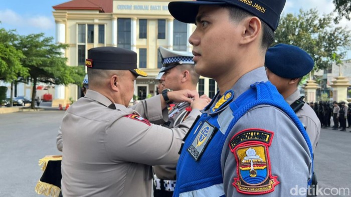 Wakapolda Jambi memasang penyematan pita kepada personel pengamanan Operasi Ketupat