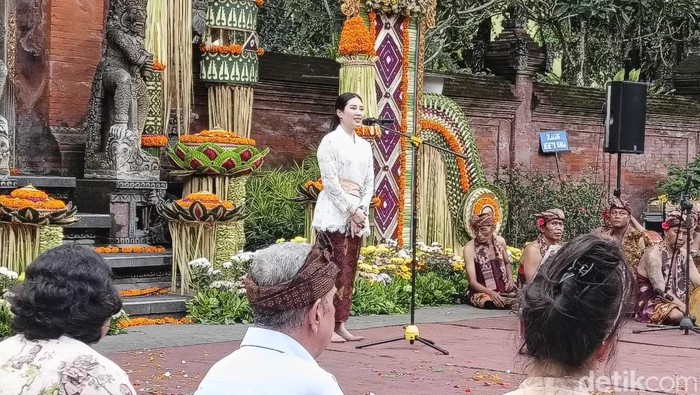 Wakil Menparekraf Angela Tanoesoedibjo saat di pameran Water Civilization dari Quantum Temple di Pura Tirta Empul, Gianyar, Bali pada Rabu (3/4/2024). (Ni Made Lastri Karsiani Putri-detikBali)