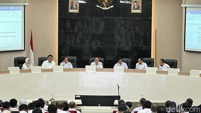 Wali Kota Makassar Danny Pomanto saat memimpin rapat di Ruang Sipakatau Kantor Balai Kota Makassar.