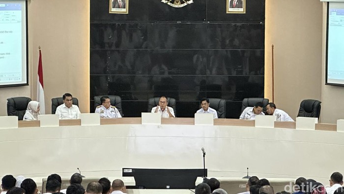 Wali Kota Makassar Danny Pomanto saat memimpin rapat persiapan kegiatan iktikaf dan pawai obor.