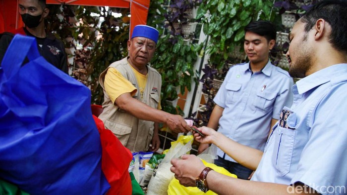 Warga Antusias Belanja Sembako Murah di Jakpus Pemprov DKI Jakarta menggelar Sembako Murah. Kegiatan ini disambut antusias warga.