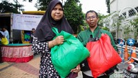 Warga belanja sembako murah di kantor Kelurahan Pegangsaan, Jalan Taman Amir Hamzah, Jakarta Pusat, Rabu (3/4/2024). Sembako murah digelar dari pukul 12.00-16.00 WIB.