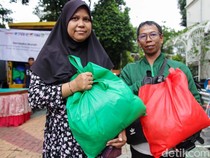 Warga Antusias Belanja Sembako Murah di Jakpus