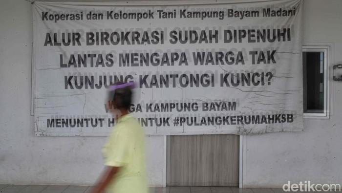 Warga Kampung Bayam Protes Penangkapan Ketua Kelompok Mereka Ketua Kelompok Tani Kampung Susun Bayam bernama Furqan ditangkap polisi. Warga eks Kampung Bayam pun menyangkan penangkapan tersebut.