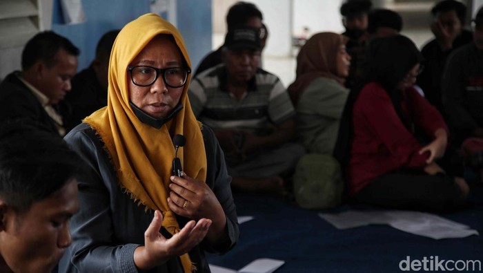 Warga Kampung Bayam Protes Penangkapan Ketua Kelompok Mereka Ketua Kelompok Tani Kampung Susun Bayam bernama Furqan ditangkap polisi. Warga eks Kampung Bayam pun menyangkan penangkapan tersebut.