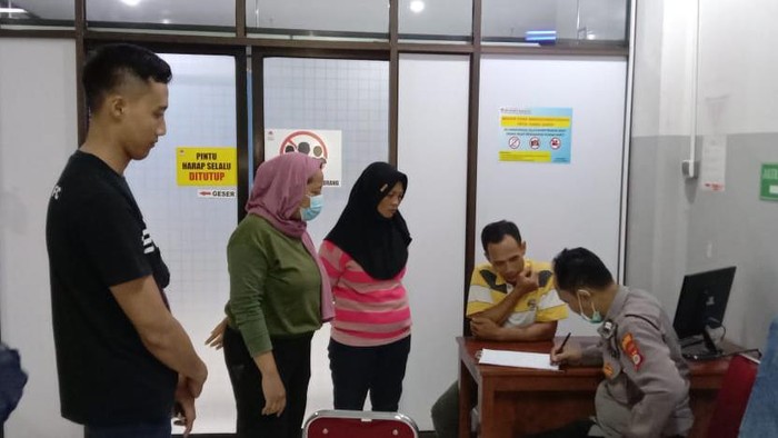 Warga Padukuhan Klumpit, Kalurahan Kenteng, Kapanewon Ponjong, yang keracunan usai menyantap takjil saat dirawat di RS Panti Rahayu, Gunungkidul.