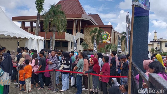 Warga Tukar Uang Baru di DPRD Sumsel Antusiasme warga menukar uang dengan uang baru tampak di halaman DPRD Sumsel. Antrean sempat mengular di mobil-mobil bank penukaran uang. Sebelumnya mereka sudah berebut kupon secara daring.