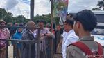 Antusiasme Warga Tukar Uang Baru di Halaman DPRD Sumsel