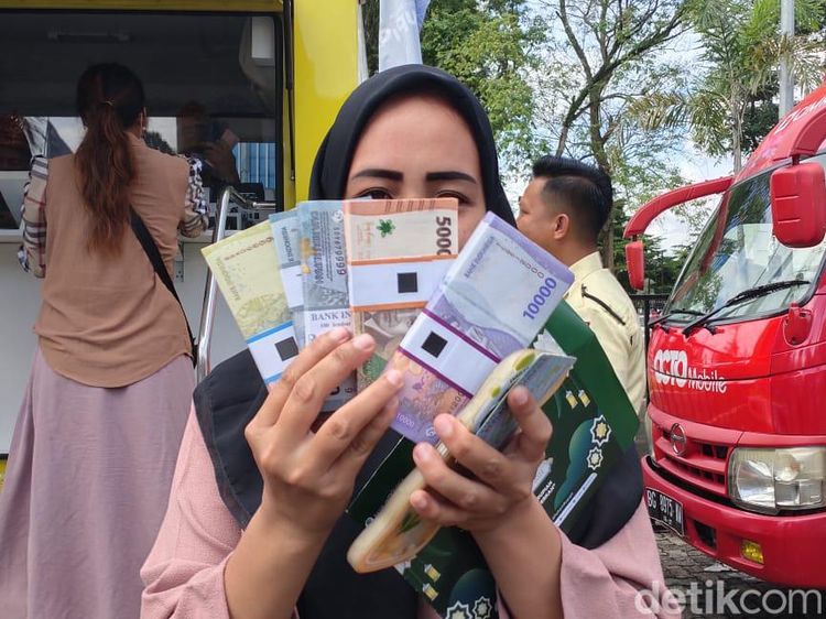 Antusiasme Warga Tukar Uang Baru di Halaman DPRD Sumsel