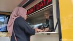 Antusiasme Warga Tukar Uang Baru di Halaman DPRD Sumsel