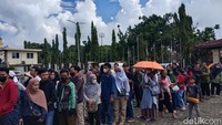 Antrean warga mengular panjang. Mereka rela panas-panasan demi bisa menukar uang dengan uang baru.