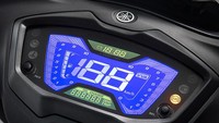 Fiturnya juga termasuk lengkap. Pabrikan membekalinya dengan panel instrumen digital, soket pengisian daya ponsel, bagasi lega dengan kapasitas 28 liter dan SMG system yang membuat proses menyalakan mesin menjadi lebih halus. Foto: Doc. Yamaha Japan.