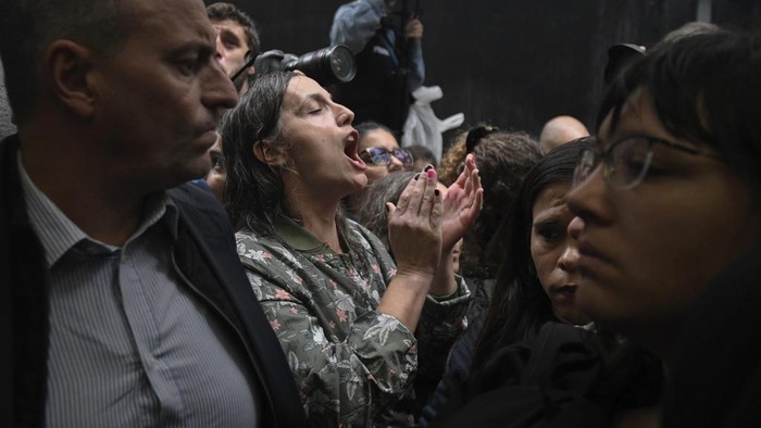 11 Ribu Pekerja di Argentina Kena PHK Imbas Krisis Ekonomi State employees enter their workplace after they were temporarily prevented from entering their workplace due to an
anti-government protest in support of workers who were laid off as part of state economic downsizing measures, in Buenos Aires, Argentina, Wednesday, April 3, 2024. According to the State Workers Association, more than 11 thousand dismissals of state employees have been carried out by Javier Milei’s government. (AP Photo/Gustavo Garello)