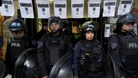 Dilaporkan Argentina mengalami krisis ekonomi yang parah karena inflasi yang terlampau tinggi yang menggerus daya beli masyarakat Argentina.   