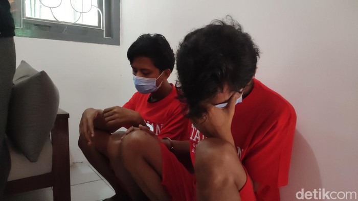 2 peracik yang ditangkap usai penggerebakan pabrik sabu dan happy water di Semarang, Kamis (4/4/2024).