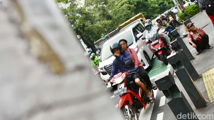 Proyek saluran air limbah di Cikini membuat Jalan Cikini, Jakarta Pusat, semakin sempit, Kamis (4/4/2024). Lalu lintas pun semakit padat.