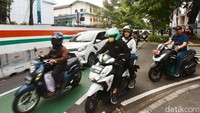 Pengendara hanya bisa melewati satu lajur saja, yakni dari sisi kiri.