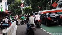 Arus lalu lintas menjadi padat imbas proyek tersebut.