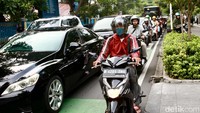 Para pengendara hanya bisa melajukan kendaraannya secara perlahan saat melintas di sekitar proyek saluran air limbah.