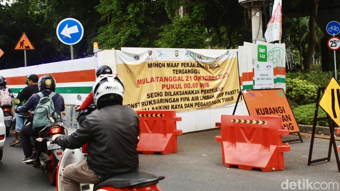 Ada Proyek Saluran Air Limbah, Jalan Cikini Makin Sempit Proyek saluran air limbah di Cikini membuat Jalan Cikini, Jakarta Pusat, semakin sempit, Kamis (4/4/2024). Lalu lintas pun semakit padat.