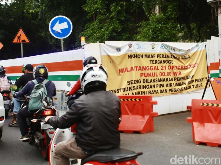 Ada Proyek Saluran Air, Jalan Cikini Makin Sempit