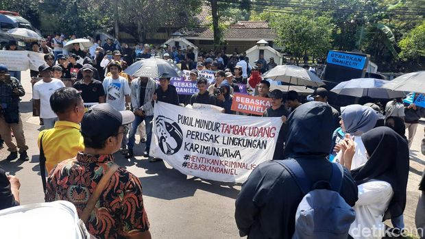 Aksi massa di depan PN Jepara menjelang sidang putusan kasus terdakwa Daniel Frits Maurits Tangkilisan, Kamis (4/4/2024).