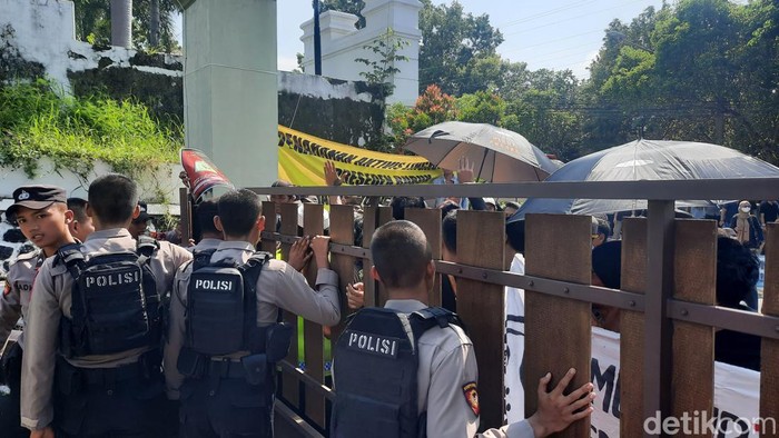 Aksi massa di depan PN Jepara menjelang sidang putusan kasus terdakwa Daniel Frits Maurits Tangkilisan, Kamis (4/4/2024).