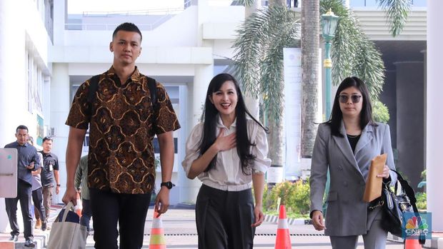 Aktris Sandra Dewi tiba di Kejaksaan Agung (Kejagung) RI, Jakarta, Kamis (4/4/2024). (CNBC Indonesia/Faisal Rahman)